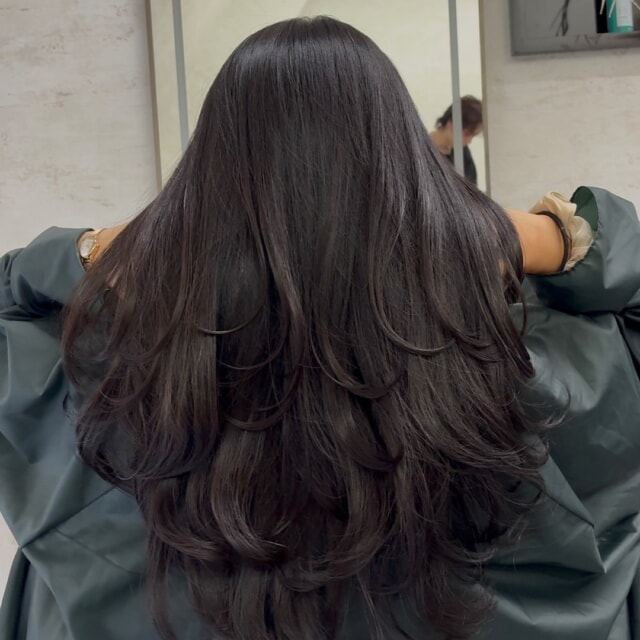 本日はご来店ありがとうございました😊

今回のスタイルは、女性に大人気のレイヤーカット✨
福岡で唯一のレイヤーカット特化型美容師が、お客様一人ひとりに合わせた「絶対的似合わせカット」を提供します。

Lay.では、普段ヘアに時間が取れない方でも再現しやすいよう「スライスカット」という技法で、スキバサミの使用を極限まで減らしています。
これにより、自然な毛束感や収まり、もちの良さを実現！特に多毛や癖毛でお悩みの方には、その効果をより実感していただけます。

数ヶ月先を見越したヘアデザイン設計で、常に綺麗な状態を維持できるのもLay.のこだわりです😊

豊富な薬剤の中から「あなただけのオリジナルデザイン」を生み出すLay.で、新しい自分に出会いませんか？

ご予約はプロフィール欄のURLからどうぞ！
皆様のご来店を心よりお待ちしております。

@matusitashuto

#Lay. #福岡美容室 #レイヤーカット #絶対的似合わせカット #スライスカット #プライベートサロン #ヘアスタイル #髪質改善 #美容室福岡