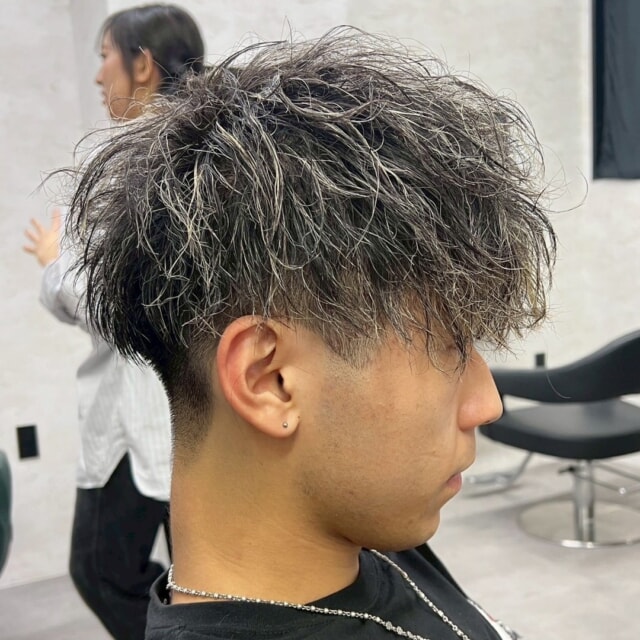 大人気のメンズカットにハイライトをプラス✨
立体感と動きが出て、よりおしゃれに大変身！
自宅での再現方法もしっかりレクチャーします◎
福岡で1番再現性の高いメンズヘアを体験しませんか？😊

@hikahika19new

#メンズカット #メンズヘア #ハイライト#福岡#福岡美容室求人募集