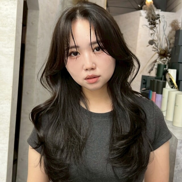 こんにちは！ Lay.です😊

本日は、Lay.で大人気の【レイヤーカット】スタイルをご紹介します✨

Lay.は、落ち着いた雰囲気の中でゆったりと施術を受けられるプライベートサロン。
当店には、カットカラーで全国4位になった実績を持つスタイリストが在籍しており、豊富な薬剤の中から「あなただけのオリジナルデザイン」を生み出します。

中でも注目は、福岡で唯一のレイヤーカット特化型美容師が手がける【絶対的似合わせカット】！
お客様一人ひとりの髪質や骨格、ライフスタイルに合わせて、最適なレイヤーカットをご提案します。

《女性のお客様へ》
「普段ヘアセットに時間が取れない…」そんなお悩みをお持ちの方も多いのではないでしょうか？
Lay.では、【スライスカット】という、スキバサミの使用を極限まで減らす独自の技法を採用。
これにより、自然な毛束感やまとまり、そして「もちの良さ」を実現します。
特に、多毛さんや癖毛さんほど、その効果を実感していただけるはず！
数ヶ月先まで見越したヘアデザイン設計で、常にキレイな状態を維持できますよ👍

ご予約はプロフィールのURLからどうぞ！
皆様のご来店を心よりお待ちしております😉

@hikahika19new

〒810-0041 福岡県福岡市中央区大名１丁目１０−１５ ＷＡＴＴ 4F
Tell 092-285-8836

#福岡カット 
#福岡レイヤーカット
#福岡海外レイヤー
#福岡海外風レイヤーカット 
#福岡外国人風レイヤーカット 
#レイヤーカット
#バタフライレイヤー
#海外風レイヤー
#海外風レイヤーカット
#福岡美容室
#福岡美容室求人