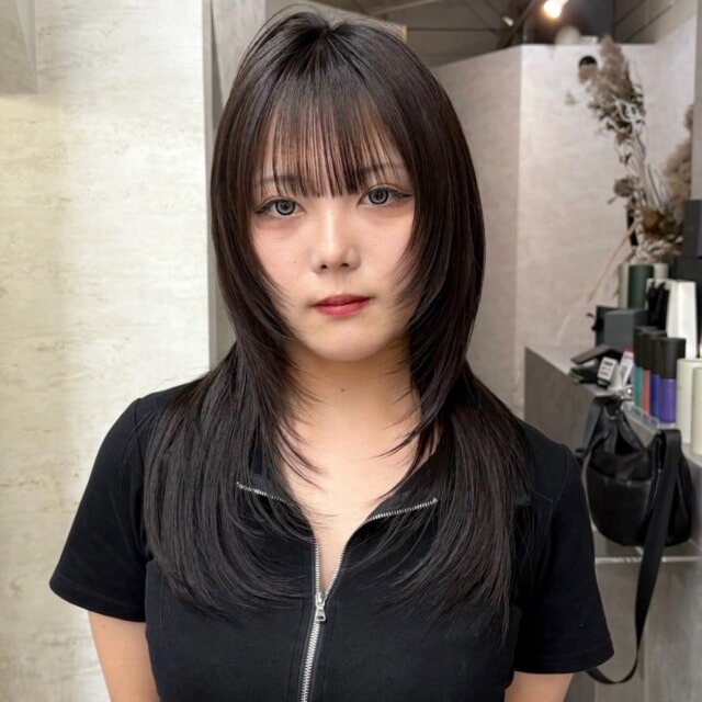 こんにちは！Lay.です✨

今回のスタイルは、顔まわりにレイヤーをたっぷり入れた【ハイレイヤーカット】です！
小顔効果も抜群で、普段のスタイリングがグッと楽になること間違いなし😉

Lay.は福岡で唯一のレイヤーカット特化型美容師が在籍しているので、あなたの髪質や骨格に合わせて【絶対的似合わせカット】をご提供します！

豊富な薬剤の中から「あなただけのオリジナルデザイン」を生み出し、数ヶ月先を見越したヘアデザイン設計で、常に綺麗を維持します。

「普段ヘアに時間が取れない」「多毛、癖毛で悩んでいる」という女性のお客様も、ぜひ一度ご相談ください！
【スライスカット】というスキバサミの使用を極限まで減らす技法で、自然な毛束感や収まり、もちの良さを実現します。

福岡でレイヤーカットするならLay.にお任せください！

@matusitashuto

#Lay.
#レイヤーカット
#ハイレイヤーカット
#福岡美容室
#似合わせカット
#小顔カット
#プライベートサロン
#スライスカット
#多毛
#癖毛
#ヘアスタイル
#美容室