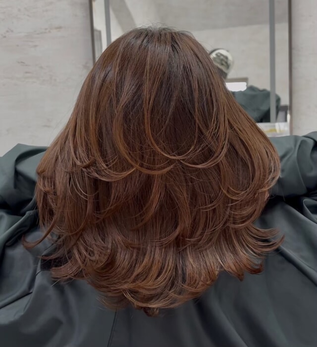 本日はご来店ありがとうございました😊

今回のスタイルは、女性に大人気のレイヤーカット✨
福岡で唯一のレイヤーカット特化型美容師が、お客様一人ひとりに合わせた「絶対的似合わせカット」を提供します。

Lay.では、普段ヘアに時間が取れない方でも再現しやすいよう「スライスカット」という技法で、スキバサミの使用を極限まで減らしています。
これにより、自然な毛束感や収まり、もちの良さを実現！特に多毛や癖毛でお悩みの方には、その効果をより実感していただけます。

数ヶ月先を見越したヘアデザイン設計で、常に綺麗な状態を維持できるのもLay.のこだわりです😊

豊富な薬剤の中から「あなただけのオリジナルデザイン」を生み出すLay.で、新しい自分に出会いませんか？

ご予約はプロフィール欄のURLからどうぞ！
皆様のご来店を心よりお待ちしております。

@matusitashuto

#Lay. #福岡美容室 #レイヤーカット #絶対的似合わせカット #スライスカット #プライベートサロン #ヘアスタイル #髪質改善 #美容室福岡