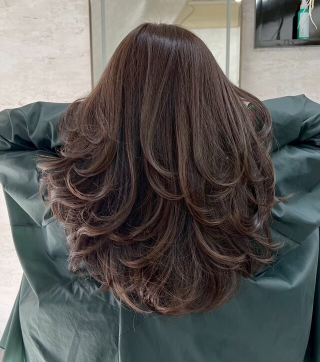 こんにちは！ Lay.です😊

本日は、Lay.で大人気の【レイヤーカット】スタイルをご紹介します✨

Lay.は、落ち着いた雰囲気の中でゆったりと施術を受けられるプライベートサロン。
当店には、カットカラーで全国4位になった実績を持つスタイリストが在籍しており、豊富な薬剤の中から「あなただけのオリジナルデザイン」を生み出します。

中でも注目は、福岡で唯一のレイヤーカット特化型美容師が手がける【絶対的似合わせカット】！
お客様一人ひとりの髪質や骨格、ライフスタイルに合わせて、最適なレイヤーカットをご提案します。

《女性のお客様へ》
「普段ヘアセットに時間が取れない…」そんなお悩みをお持ちの方も多いのではないでしょうか？
Lay.では、【スライスカット】という、スキバサミの使用を極限まで減らす独自の技法を採用。
これにより、自然な毛束感やまとまり、そして「もちの良さ」を実現します。
特に、多毛さんや癖毛さんほど、その効果を実感していただけるはず！
数ヶ月先まで見越したヘアデザイン設計で、常にキレイな状態を維持できますよ👍

ご予約はプロフィールのURLからどうぞ！
皆様のご来店を心よりお待ちしております😉

@hikahika19new

〒810-0041 福岡県福岡市中央区大名１丁目１０−１５ ＷＡＴＴ 4F
Tell 092-285-8836

#福岡カット 
#福岡レイヤーカット
#福岡海外レイヤー
#福岡海外風レイヤーカット 
#福岡外国人風レイヤーカット 
#レイヤーカット
#バタフライレイヤー
#海外風レイヤー
#海外風レイヤーカット
#福岡美容室
#福岡美容室求人