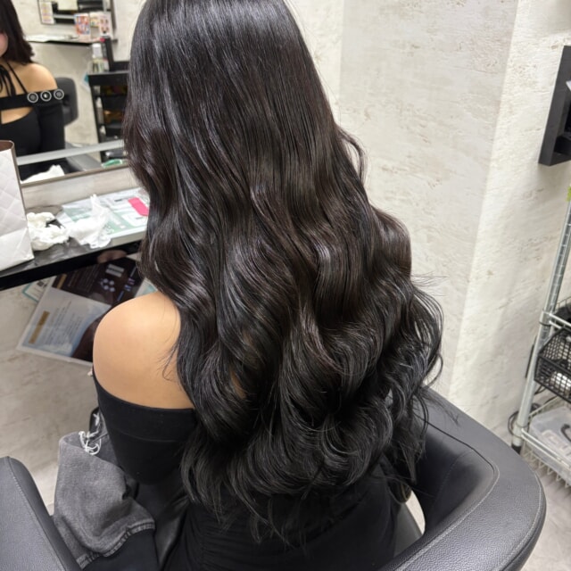 Lay.でイメチェン✨✨
シールエクステで憧れのロングヘアに大変身！
自然な仕上がりで、周りからも褒められちゃうこと間違いなし😉
普段のヘアケアも楽ちんだから、忙しいあなたにもぴったりだよ💕
Lay.では、お客様一人ひとりに合わせた【あなただけのオリジナルデザイン】をご提案✨
豊富な薬剤の中から最適なものを選び、理想のスタイルを叶えます。
福岡で唯一のレイヤーカット特化型美容師が在籍しているので、今流行りの【絶対的似合わせカット】もお任せください。

【女性のお客様へ】
普段ヘアに時間が取れない方でも再現できるよう、【スライスカット】というスキバサミの使用を極限まで減らす技法で自然な毛束感や収まり、もちの良さを実現します。
多毛、癖毛の方ほど効果を実感して頂けます。
数ヶ月先を見越したヘアデザイン設計で、常に綺麗を維持します。

ぜひLay.で新しい自分に出会ってみてね！
ご予約はDMまたはホットペッパービューティーからお待ちしております😊

@_aribaby20

#福岡#福岡美容室#福岡美容室求人募集#シールエクステ