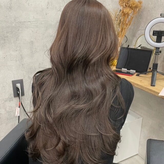 本日はご来店ありがとうございました😊

ブリーチカラーで透明感たっぷりの暗髪に✨

重たくなりすぎないようにレイヤーカットで動きをプラスしました！

暗めのカラーでも重たく見えないのがポイントです🙆‍♀️

Lay.は落ち着いた雰囲気でゆったりと施術を受けられるプライベートサロンです。

カットカラーで全国4位になった実績を活かし、豊富な薬剤の中から「あなただけのオリジナルデザイン」を生み出します。

中でも、福岡で唯一のレイヤーカット特化型美容師が在籍！【絶対的似合わせカット】が人気です。

普段ヘアに時間が取れない方でも再現できるよう【スライスカット】というスキバサミの使用を極限まで減らす技法で自然な毛束感や収まり、もちの良さを実現します。

多毛、癖毛の方ほど効果を実感して頂けますよ◎

数ヶ月先を見越したヘアデザイン設計で、常に綺麗を維持しましょう！

再現性の高い似合わせカットならLay.にお任せください！

皆様のご来店お待ちしております🙌

@hikahika19new

#Lay #福岡美容室 #プライベートサロン #レイヤーカット #ブリーチカラー #似合わせカット #スライスカット #再現性の高いカット #トレンドヘア #美髪 #ヘアスタイル #ヘアデザイン#福岡美容室求人募集