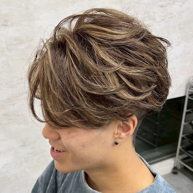 こんにちは！Lay.です✨

今回はメンズカットのご紹介です💇‍♂️

トップは長めに残し、サイドはスッキリとツーブロックにすることで、ON/OFFどちらも楽しめるスタイルに仕上げました！

Lay.のメンズカットは、お客様が一度は経験したことがあるであろう「オーダー通りにならない」「自宅で再現できない」といったお悩みを解決できる、確かな技術と知識があります。

私たちは、ただデザインをコピーするだけでなく、ご自宅での再現方法も丁寧にレクチャーさせていただきますのでご安心ください。

福岡で1番再現性の高いメンズヘアをLay.で体験してみませんか？

皆さまのご来店を心よりお待ちしております！

@hikahika19new

#Lay #美容室 #プライベートサロン #メンズカット #メンズヘア #ツーブロック #再現性の高いカット #福岡美容室 #福岡メンズカット#福岡美容室求人募集