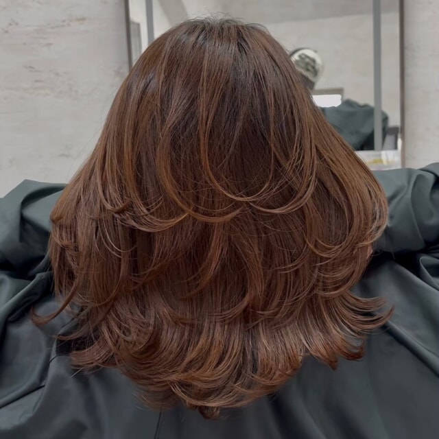 本日はレイヤーカットの投稿です！

【絶対的似合わせカット】であなただけのオリジナルデザインを✨
福岡で唯一のレイヤーカット特化型美容師が在籍しているので、再現性の高いレイヤーカットをご提供させていただきます◎

「スタイリング方法がわからない」「自分に似合うスタイルがわからない」など、なんでもお気軽にご相談ください！
髪のお悩みから解放されましょう！

Lay.は落ち着いた雰囲気でゆったりと施術を受けられるプライベートサロンです。
豊富な薬剤の中から【あなただけのオリジナルデザイン】を生み出し、お客様の髪のお悩みを解決し、扱いやすいヘアスタイルをご提案させていただきます！

普段ヘアに時間が取れない方でも再現できるよう【スライスカット】というスキバサミの使用を極限まで減らす技法で自然な毛束感や収まり、もちの良さを実現します。多毛、癖毛の方ほど効果を実感して頂けます。数ヶ月先を見越したヘアデザイン設計で、常に綺麗を維持します。

@matusitashuto

#福岡美容室#レイヤーカット#福岡#福岡レイヤーカット#福岡求人募集