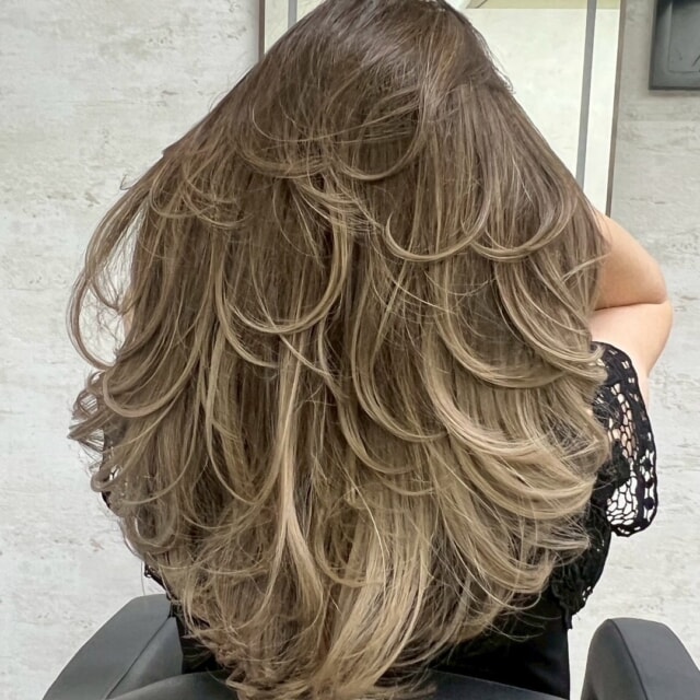 Lay.は、福岡で唯一のレイヤーカット特化型美容師が在籍するプライベートサロンです✨
落ち着いた雰囲気でゆったりと施術を受けながら、あなただけのオリジナルデザインを見つけませんか？

当店は、カットカラーで全国4位になった実績を活かし、豊富な薬剤の中からお客様一人ひとりに合わせた最適なスタイルをご提案しています。

《女性のお客様へ》
普段ヘアに時間が取れない方でも、ご自宅で簡単に再現できるスタイルを追求しています。
Lay.独自の【スライスカット】という、スキバサミの使用を極限まで減らす技法で、自然な毛束感やまとまり、そして驚くほど長持ちするスタイルを実現します。
特に、多毛や癖毛でお悩みの方には、その効果を強く実感していただけるはずです。
数ヶ月先を見越したヘアデザイン設計で、常に美しい状態を維持できるようサポートさせていただきます。

@hikahika19new

ご予約はDMまたはプロフィールのリンクからどうぞ！
皆様のご来店を心よりお待ちしております😊

〒810-0041 福岡県福岡市中央区大名１丁目１０−１５ ＷＡＴＴ 4F
Tell 092-285-8836

#福岡カット 
#福岡レイヤーカット
#福岡海外レイヤー
#福岡海外風レイヤーカット 
#福岡外国人風レイヤーカット 
#レイヤーカット
#バタフライレイヤー
#海外風レイヤー
#海外風レイヤーカット
#福岡美容室
#福岡美容室求人