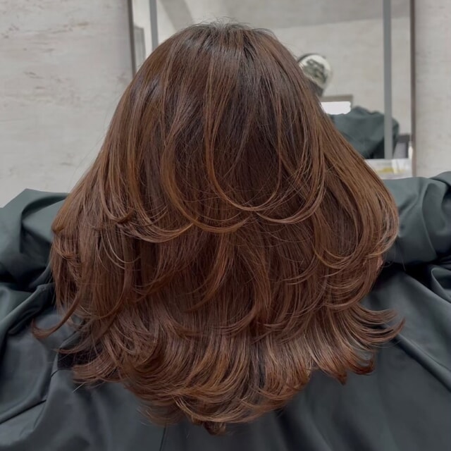 本日はレイヤースタイルをご紹介します！

Lay.は福岡で唯一のレイヤーカット特化型美容師が在籍しているんです。

レイヤーカットは、髪全体に軽さと動きを出して華やかな印象にしてくれます。

特にこんな方におすすめです！
✅髪に動きがほしい方
✅伸ばしてるけど雰囲気を変えたい方
✅トップにボリュームがほしい方
✅小顔に見せたい方

Lay.では、一人ひとりの髪質や骨格に合わせて、あなただけの似合わせカットをご提供します。

豊富な薬剤の中から「あなただけのオリジナルデザイン」を生み出し、数ヶ月先を見越したヘアデザイン設計で、常に綺麗を維持できるようお手伝いさせていただきます。

「普段ヘアに時間が取れない」という方もご安心ください！
スキバサミの使用を極限まで減らす【スライスカット】で、自然な毛束感や収まり、もちの良さを実現します。
多毛、癖毛の方ほど効果を実感していただけますよ。

@matusitashuto

ぜひお気軽にご相談くださいね！
ご来店お待ちしております😊

#Lay #プライベートサロン #福岡美容室 #レイヤーカット #レイヤー #似合わせカット #スライスカット #ヘアスタイル #髪質改善 #小顔カット #イメチェン