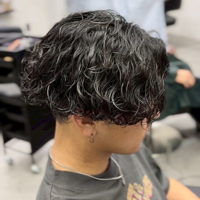 Lay.のメンズパーマで、自宅での再現性もバッチリな最高のスタイルをゲットしませんか？✨

「オーダー通りにならない」「自宅で再現できない」など、一度は経験したことありますよね？Lay.では、そんなあなたの悩みを全て解決できる技術と知識があります！

デザインをコピーするだけでなく、自宅での再現方法も丁寧にレクチャーさせていただきます。

福岡で1番再現性の高いメンズヘアで、毎日のスタイリングも楽しくなること間違いなし！ぜひ一度、Lay.のメンズパーマをご体験ください！

@kento_menshair

#Lay #プライベートサロン #メンズカット #メンズパーマ #福岡美容室 #再現性