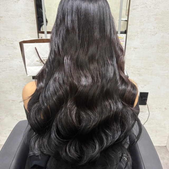 本日はエクステのお客様をご紹介します！長さを出してゴージャスヘアに大変身しました✨

Lay.のシールエクステは、地毛と馴染みやすく自然な仕上がりが魅力なんです！経験豊富なスタイリストが、豊富な薬剤の中から「あなただけのオリジナルデザイン」をご提案します。

「もっと長さにボリュームが欲しい」「イメチェンしたいけど、なかなか勇気が出ない…」そんな方は、ぜひ一度Lay.のシールエクステをお試しください！お客様一人ひとりの髪質やライフスタイルに合わせて、丁寧にカウンセリングを行い、理想のヘアスタイルを一緒に作り上げていきます😉

@_aribaby20

【Lay.はこんな方におすすめ！】
《女性のお客様へ》
普段ヘアに時間が取れない方でも再現できるよう【スライスカット】というスキバサミの使用を極限まで減らす技法で自然な毛束感や収まり、もちの良さを実現します。多毛、癖毛の方ほど効果を実感して頂けます。数ヶ月先を見越したヘアデザイン設計で、常に綺麗を維持します。

《男性のお客様へ》
【オーダー通りにならない】【自宅で再現できない】など。。必ず一度は経験がありますよね。全てを解決できる技術と知識があります。
デザインをコピーするだけでなく、自宅での再現方法も丁寧にレクチャーさせて頂きます。
福岡1再現性の高いメンズヘアをご提供します。

プライベート空間でゆったりと施術を受けたい方にもぴったりですよ！皆様のご来店を心よりお待ちしております😊
#エクステ #シールエクステ #イメチェン #ロングヘア #ゴージャスヘア #プライベートサロン #似合わせカット #福岡美容室 #美容室Lay #Lay