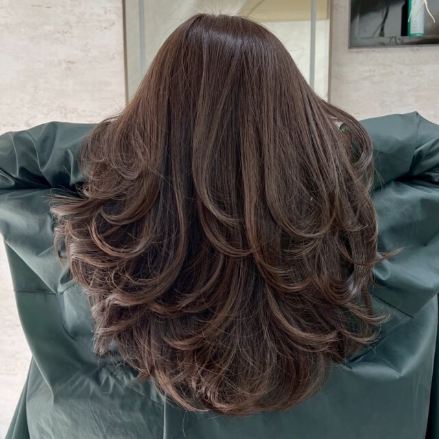 思わず振り返りたくなるような、美しいレイヤーカット✨
Lay.では、後ろ姿まで完璧に見えるヘアスタイルをご提案しています。

写真のように、自然な毛束感と収まりの良さが特徴のレイヤーカットは、毎日のスタイリングが苦手な方でも扱いやすいと大好評！

当店には、福岡で唯一のレイヤーカット特化型美容師が在籍しており、お客様一人ひとりの髪質や骨格、ライフスタイルに合わせて「あなただけのオリジナルデザイン」を生み出します。

「もっと小顔に見せたい」「ボリュームを抑えたい」「動きのあるスタイルにしたい」など、どんなお悩みもお気軽にご相談ください。

Lay.の【絶対的似合わせカット】で、あなたの魅力を最大限に引き出し、毎日が楽しくなるヘアスタイルを手に入れませんか？

@hikahika19new

ご予約はDMまたはプロフィール欄のURLからどうぞ！
皆様のご来店を心よりお待ちしております😊

〒810-0041 福岡県福岡市中央区大名１丁目１０−１５ ＷＡＴＴ 4F
Tell 092-285-8836

#福岡カット 
#福岡レイヤーカット
#福岡海外レイヤー
#福岡海外風レイヤーカット 
#福岡外国人風レイヤーカット