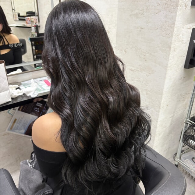 本日はエクステについてご紹介いたします。
Lay.では、お客様一人ひとりの髪質や頭の形、普段のスタイリング方法などを考慮し、豊富な種類のシールエクステの中から最適なものをご提案いたします。
最高級人毛のみを使用しておりますので、自然な仕上がりと手触りを実感していただけます。
また、地毛とエクステの境目が目立たないよう、お客様の髪の状態に合わせて丁寧に装着いたしますので、ご安心ください。
エクステを付けてみたいけれど、どんな種類を選べば良いか分からない、という方も、ぜひ一度Lay.にご相談ください。
経験豊富なスタイリストが、お客様のご要望をしっかりとお伺いし、理想のスタイルを叶えるお手伝いをさせていただきます。
Lay.は落ち着いた雰囲気でゆったりと施術を受けられるプライベートサロンです。カットカラーで全国4位になった実績を活かし、豊富な薬剤の中から「あなただけのオリジナルデザイン」を生み出します。福岡で唯一のレイヤーカット特化型美容師が在籍！【絶対的似合わせカット】が人気です。

《女性のお客様へ》
普段ヘアに時間が取れない方でも再現できるよう【スライスカット】というスキバサミの使用を極限まで減らす技法で自然な毛束感や収まり、もちの良さを実現します。多毛、癖毛の方ほど効果を実感して頂けます。数ヶ月先を見越したヘアデザイン設計で、常に綺麗を維持します。

《男性のお客様へ》
【オーダー通りにならない】【自宅で再現できない】など。。必ず一度は経験がありますよね。全てを解決できる技術と知識があります。
デザインをコピーするだけでなく、自宅での再現方法も丁寧にレクチャーさせて頂きます。
福岡1再現性の高いメンズヘアをご提供します。

@_aribaby20

#Lay #プライベートサロン #エクステ #シールエクステ #最高級人毛 #自然な仕上がり #似合わせカット #レイヤーカット #スライスカット #メンズカット #福岡美容室 #美容室