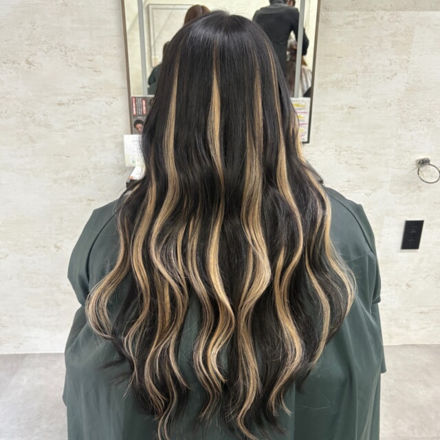 Lay.では、エクステとデザインカラーを組み合わせた、あなただけのオリジナルヘアデザインをご提案しています！

今回のスタイルは、黒髪ベースに金髪のハイライトをプラスした、コントラストが目を引くデザインカラー✨ 太めのハイライトで、巻いた時に立体感が出て、動きのあるスタイルに仕上がっています。

Lay.では、豊富な薬剤の中から「あなただけのオリジナルデザイン」を生み出すことができます。福岡で唯一のレイヤーカット特化型美容師が在籍しているので、【絶対的似合わせカット】で理想のスタイルを手に入れてくださいね。

「普段ヘアに時間が取れない…」という女性のお客様には、スキバサミの使用を極限まで減らす【スライスカット】で、自然な毛束感や収まり、もちの良さを実現！ 多毛、癖毛の方ほど効果を実感していただけますよ。

「オーダー通りにならない」「自宅で再現できない」とお悩みの男性のお客様もご安心ください！ オーナー内堀はメンズカット講師として、オンラインサロンSWAGを運営しており、全国の美容師さんにセミナー活動も行っています。デザインをコピーするだけでなく、自宅での再現方法も丁寧にレクチャーさせていただきますので、福岡1再現性の高いメンズヘアをご提供します！

落ち着いた雰囲気でゆったりと施術を受けられるプライベートサロンLay.で、新しい自分を見つけませんか？

@_aribaby20

#Lay #美容室 #プライベートサロン #エクステ #デザインカラー #ハイライト #レイヤーカット #絶対的似合わせカット #スライスカット #メンズカット #福岡美容室 #福岡