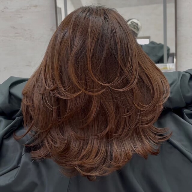 本日はレイヤーカットの投稿です✂️

Lay.は落ち着いた雰囲気でゆったりと施術を受けられるプライベートサロンです。

カットカラーで全国4位になった実績を活かし、豊富な薬剤の中から「あなただけのオリジナルデザイン」を生み出します✨

中でも、福岡で唯一のレイヤーカット特化型美容師が在籍！【絶対的似合わせカット】が人気です。

《女性のお客様へ》
普段ヘアに時間が取れない方でも再現できるよう、【スライスカット】というスキバサミの使用を極限まで減らす技法で自然な毛束感や収まり、もちの良さを実現します。
多毛、癖毛の方ほど効果を実感して頂けます。
数ヶ月先を見越したヘアデザイン設計で、常に綺麗を維持します。

多毛、癖毛の方も、ぜひ一度Lay.のレイヤーカットをお試しください😊
数ヶ月先を見越したヘアデザイン設計で、常に綺麗を維持できますよ！

オーナー内堀はメンズカット講師として、オンラインサロンSWAGを運営しており全国の美容師さんにセミナー活動も行っております。

《男性のお客様へ》
【オーダー通りにならない】【自宅で再現できない】など。。必ず一度は経験がありますよね。
全てを解決できる技術と知識があります。
デザインをコピーするだけでなく、自宅での再現方法も丁寧にレクチャーさせて頂きます。
福岡1再現性の高いメンズヘアをご提供します。

Lay.は、お客様一人ひとりに寄り添い、最高のヘアスタイルをご提供することをお約束します。
皆様のご来店を心よりお待ちしております！

@matusitashuto

#Lay #プライベートサロン #レイヤーカット #レイヤー #絶対的似合わせカット #スライスカット #ヘアスタイル #ヘアカット #福岡美容室 #美容室 #美容師