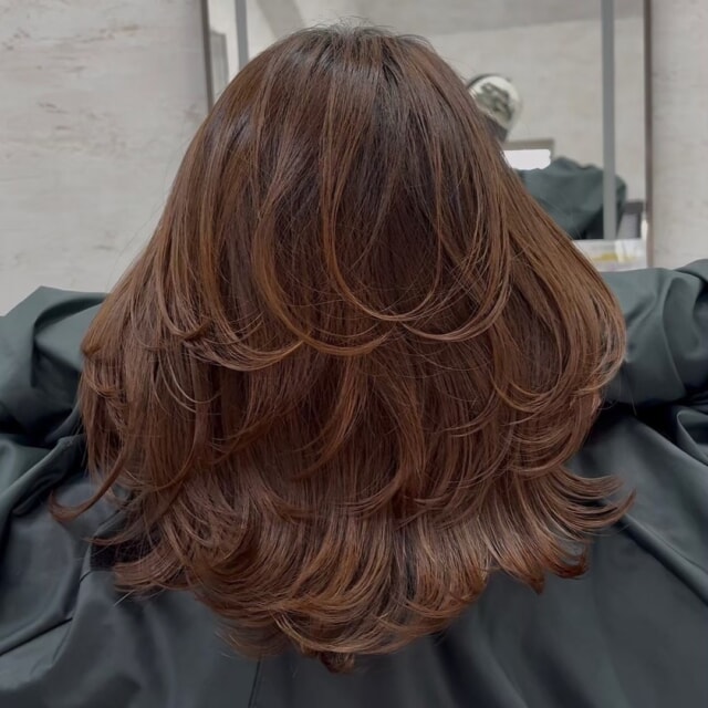 本日のLay.スタイルはこちら✨

【レイヤーカット】で動きのある軽やかなスタイルに大変身！
顔周りのレイヤーが小顔効果もプラスしてくれるんです🥰

Lay.は福岡で唯一のレイヤーカット特化型美容師が在籍しているんです！【絶対的似合わせカット】で、豊富な薬剤の中から「あなただけのオリジナルデザイン」を生み出します。

「私に似合うレイヤーカットってどんな感じ？」
「こんなレイヤーカットにしたいけど、できるかな？」

@matushitashuto

そんな方も大歓迎！
豊富な薬剤と高い技術力で、あなたの理想を叶えます💪

Lay.では、落ち着いた雰囲気でゆったりと施術を受けられるプライベートサロンです。
普段ヘアに時間が取れない女性の方でも再現できるよう【スライスカット】というスキバサミの使用を極限まで減らす技法で自然な毛束感や収まり、もちの良さを実現します。
多毛、癖毛の方ほど効果を実感して頂けますよ◎

数ヶ月先を見越したヘアデザイン設計で、常に綺麗を維持しましょう✨

少しでも気になった方は、ぜひ一度Lay.にご来店ください！
DMからのご予約もOKです💌

#Lay #レイ #福岡美容室 #プライベートサロン #レイヤーカット #絶対的似合わせカット #スライスカット #福岡 #美容室 #ヘアスタイル #イメチェン #小顔効果