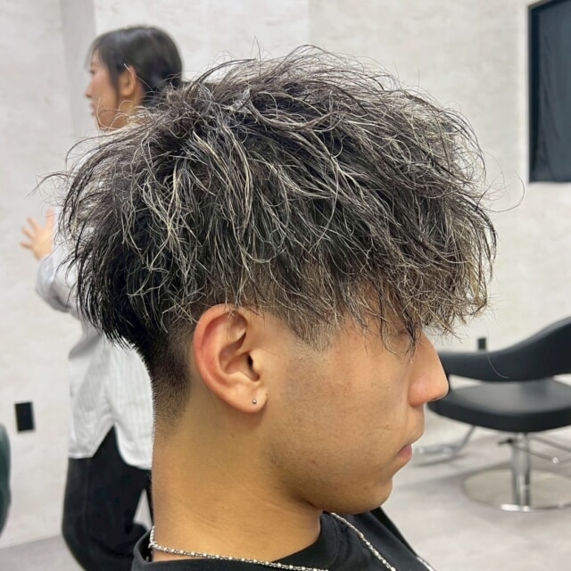 いつもご来店ありがとうございます😊

今回のメンズスタイルは、全体的に攻めすぎないハイライトを入れつつ、清潔感のあるアップバングで仕上げました✨

Lay.では、オーナーの内堀がメンズカット講師として全国の美容師さんにセミナーを行うほどの技術と知識を持っています。

「オーダー通りにならない」「自宅で再現できない」など…

一度は経験があるであろうメンズヘアの悩みを全て解決できる技術と知識がLay.にはあります。

デザインをコピーするだけでなく、自宅での再現方法も丁寧にレクチャーさせていただきますので、ご安心ください！

福岡で1番再現性の高いメンズヘアをLay.で体験してみませんか？

皆様のご来店、心よりお待ちしております！

@hikahika19new

#Lay #プライベートサロン #メンズカット #メンズハイライト #福岡美容室 #福岡美容室求人募集 #メンズヘア