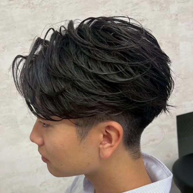 いつもお任せしてくれるお客様です😎
今回は【濡れ感マッシュウルフ】に！
トップは長めに残して、襟足はすっきりと✨
周りと差をつけたいメンズにオススメだよ👍
. 
オーナー内堀はメンズカット講師として、オンラインサロンSWAGを運営しており全国の美容師さんにセミナー活動も行っております。その経験を活かし、お客様の【オーダー通りにならない】【自宅で再現できない】といったお悩みを全て解決できる技術と知識があります。
デザインをコピーするだけでなく、自宅での再現方法も丁寧にレクチャーさせて頂きますので、福岡で1番再現性の高いメンズヘアを体験したい方はぜひLay.へお越しください！
Lay.は落ち着いた雰囲気でゆったりと施術を受けられるプライベートサロンです。
豊富な薬剤の中から「あなただけのオリジナルデザイン」を生み出します。
皆様のご来店を心よりお待ちしております。
ご予約はプロフィール欄のURLから✨

@hikahika19new
.
#Lay.
#レイ
#福岡美容室
#福岡ヘアサロン
#プライベートサロン
#レイヤーカット
#メンズカット
#メンズヘア
#メンズスタイル
#マッシュウルフ
#濡れ感ヘア
#ウェットヘア
#おしゃれヘア
#イメチェン
#美容室
#美容室求人募集