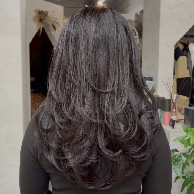 本日の素敵なお客様をご紹介します！
今回は、美しく重なったレイヤーカットで、後ろ姿も自信が持てるスタイルに大変身✨

Lay.は、福岡で唯一のレイヤーカット特化型美容師が在籍するプライベートサロンです。
豊富な薬剤の中から「あなただけのオリジナルデザイン」を生み出し、お客様一人ひとりの髪質やライフスタイルに合わせた【絶対的似合わせカット】をご提供しています。

普段ヘアに時間が取れない女性のお客様には、スキバサミの使用を極限まで減らす【スライスカット】で、自然な毛束感や収まり、もちの良さを実現。
多毛、癖毛の方ほど効果を実感していただけますよ。
数ヶ月先を見越したヘアデザイン設計で、常に綺麗な状態を維持できるようサポートいたします。

男性のお客様もご安心ください！
「オーダー通りにならない」「自宅で再現できない」といったお悩みも、Lay.の技術と知識で全て解決できます。
デザインのコピーだけでなく、自宅での再現方法も丁寧にレクチャーさせていただきますので、福岡で1番再現性の高いメンズヘアをご提供します。

落ち着いた雰囲気の店内で、ゆったりと施術を受けながら、あなただけの特別なスタイルを見つけませんか？
ぜひ一度、Lay.の【絶対的似合わせカット】を体験してみてくださいね！

@matusitashuto

#福岡美容室
#レイヤーカット
#福岡美容室求人募集
#福岡レイヤーカット
#大名美容室
