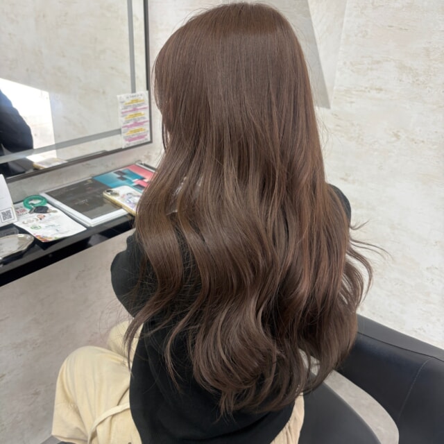 落ち着いた雰囲気のプライベートサロンLay.です！

今回は女性のお客様に人気のグレージュカラーをご紹介します✨

Lay.は、カットカラーで全国4位になった実績を活かし、豊富な薬剤の中から「あなただけのオリジナルデザイン」を生み出します。

福岡で唯一のレイヤーカット特化型美容師が在籍しているので、カットとカラーを組み合わせることで、よりお客様に似合うスタイルを提案させていただきます😊

また、普段ヘアに時間が取れない方でも再現できるよう、【スライスカット】というスキバサミの使用を極限まで減らす技法で、自然な毛束感や収まり、もちの良さを実現します。

多毛、癖毛の方ほど効果を実感して頂けますので、ぜひ一度お試しください！
数ヶ月先を見越したヘアデザイン設計で、常に綺麗を維持できるようサポートさせていただきます。

皆様のご来店を心よりお待ちしております！

@_aribaby20

#福岡レイヤー #グレージュカラー #レイヤーカット #福岡美容室求人募集 #福岡美容室