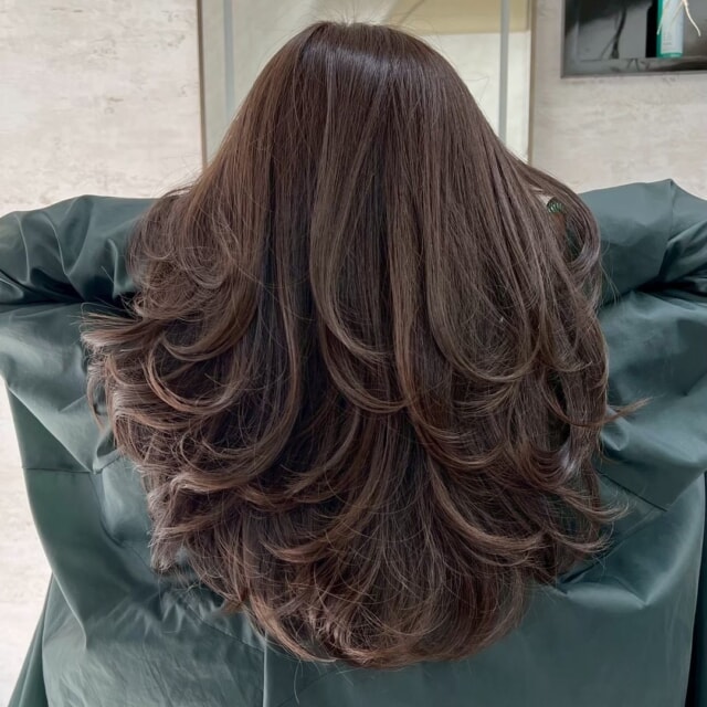 本日はレイヤーカットのお客様をご紹介します✨

Lay.には、福岡で唯一のレイヤーカット特化型美容師が在籍しています！
お客様一人ひとりの骨格や髪質に合わせた【絶対的似合わせカット】が人気です😉

特に、女性のお客様には、普段ヘアに時間が取れない方でも再現できるよう、【スライスカット】という技法を採用しています。
スキバサミの使用を極限まで減らすことで、自然な毛束感や収まり、そしてもちの良さを実現します🙌

多毛や癖毛の方ほど効果を実感していただけるこのカットは、数ヶ月先を見越したヘアデザイン設計なので、常に綺麗な状態を維持できるのが魅力です😊

「もっとヘアスタイルを楽しみたいけど、どうしたら良いか分からない…」
「自宅でサロンの仕上がりを再現できない…」
そんなお悩みをお持ちの方は、ぜひ一度Lay.にご相談ください！
豊富な薬剤の中から「あなただけのオリジナルデザイン」を生み出し、理想のヘアスタイルを叶えます！

Lay.で、あなただけの「絶対的似合わせカット」を体験してみませんか？✨

#レイヤーカット#福岡美容室求人募集 #福岡美容室 #福岡サロン #美容室