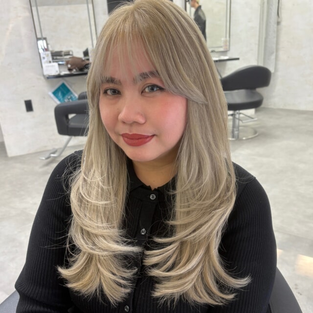落ち着いた雰囲気でゆったりと施術を受けられるプライベートサロンLay.です😊

今回のスタイルは、女性のお客様に大人気の【レイヤーカット】✨
髪に動きと軽やかさをプラスして、華やかで大人っぽい印象に大変身！

Lay.は福岡で唯一のレイヤーカット特化型美容師が在籍しているので、豊富な薬剤の中から「あなただけのオリジナルデザイン」を生み出します！

普段ヘアに時間が取れない方でも、再現しやすい【スライスカット】というスキバサミの使用を極限まで減らす技法で自然な毛束感や収まり、もちの良さを実現します。
多毛、癖毛の方ほど効果を実感していただけますよ👍

数ヶ月先を見越したヘアデザイン設計で、常にキレイを維持できるようサポートさせていただきます。

「もっと自分に似合うスタイルを見つけたい！」「毎朝のスタイリングを楽にしたい！」そんな方はぜひ一度、Lay.で【絶対的似合わせカット】を体験してください！

ご来店を心よりお待ちしております！

@_aribaby20

#レイヤーカット#福岡美容室 #髪質改善 #大名美容室#福岡美容室求人募集