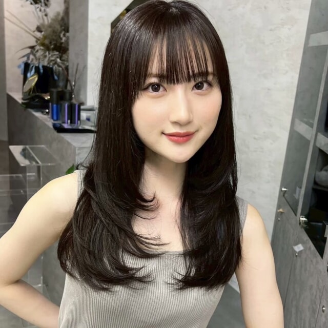 本日はお客様スタイルをご紹介します✨
今回はレイヤーカットで軽やかさをプラスしました！毛先の動きが可愛さを引き立ててますよね☺️

Lay.は落ち着いた雰囲気でゆったりと施術を受けられるプライベートサロンです。
福岡で唯一のレイヤーカット特化型美容師が在籍しており、お客様の骨格や髪質に合わせて【絶対的似合わせカット】で「あなただけのオリジナルデザイン」を生み出します。

「私に似合うスタイルが分からない」「スタイリングを楽にしたい」そんなお悩みをお持ちの方はぜひLay.にご相談ください！
豊富な薬剤の中からお客様にぴったりのものをご提案し、ご自宅での再現方法まで丁寧にレクチャーさせていただきます😊

@hikahika19new

数ヶ月先を見越したヘアデザイン設計で、常に綺麗を維持しましょう✨

#福岡レイヤーカット
#レイヤーカット
#似合わせカット
#福岡美容室求人募集
#大名美容室