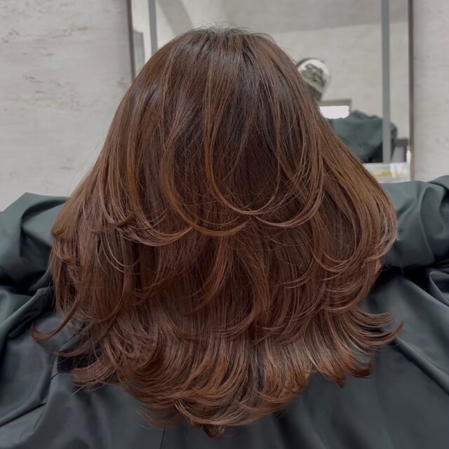 本日はレイヤーカットの投稿です✨
Lay.は福岡で唯一のレイヤーカット特化型美容師が在籍しているので、レイヤーカットに挑戦したい方はぜひ一度お任せください😌
カットカラーで全国4位になった実績を活かし、豊富な薬剤の中から【絶対的似合わせカット】であなただけのオリジナルデザインを生み出します！

「普段ヘアに時間が取れない…」
「多毛、癖毛だからレイヤーは似合わない…」

そんなお悩みをお持ちの方でも、【スライスカット】というスキバサミの使用を極限まで減らす技法で自然な毛束感や収まり、もちの良さを実現します。
特に多毛、癖毛の方ほど効果を実感して頂けます。
数ヶ月先を見越したヘアデザイン設計で、常に綺麗を維持できるようにいたします！

Lay.は落ち着いた雰囲気でゆったりと施術を受けられるプライベートサロンなので、美容室でリラックスしたい方もお気軽にご来店ください🛋️

皆さんのご来店を心よりお待ちしております😊

@matusitashuto

#福岡美容室#福岡美容室求人募集#レイヤーカット#レイヤー#海外風レイヤーカット