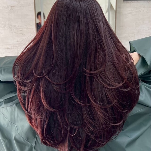 本日はレイヤーカットの投稿です✂️

Lay.には福岡で唯一のレイヤーカット特化型美容師が在籍しており、骨格や髪質を見極めて【絶対的似合わせカット】をご提供します✨

レイヤーカットは、髪全体に動きと軽さを出してくれるので、重たくなりがちなロングヘアも華やかな印象に変わりますよ🙆‍♀️

また、レイヤーを入れることで髪に段差が生まれ、髪の毛のボリュームを調整することができます。
そのため、髪の量が多い方は軽やかな印象に、少ない方はボリュームアップ効果が期待できます👍

「イメチェンしたいけど、大幅なカットはしたくない！」
「髪の毛をすかずに軽くしたい！」

という方は、ぜひ一度お試しください！

Lay.は落ち着いた雰囲気でゆったりと施術を受けられるプライベートサロンです。
カットカラーで全国4位になった実績を活かし、豊富な薬剤の中から「あなただけのオリジナルデザイン」を生み出します。

ご予約はプロフィール欄のURLからどうぞ！

@hikahika19new

#レイヤーカット #レイヤーカット #福岡美容室求人募集#福岡美容室