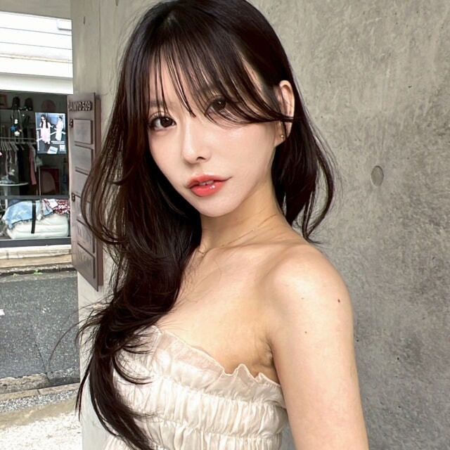 顔まわりのレイヤーカットで大人っぽい雰囲気に✨

Lay.は落ち着いた雰囲気でゆったりと施術を受けられるプライベートサロンです。

Lay.は福岡で唯一のレイヤーカット特化型美容師が在籍！
【絶対的似合わせカット】であなただけのオリジナルデザインを提案します。

「普段ヘアに時間が取れない…」
そんな女性の方でも、再現できるよう【スライスカット】というスキバサミの使用を極限まで減らす技法で自然な毛束感や収まり、もちの良さを実現します。
多毛、癖毛の方ほど効果を実感して頂けます。
数ヶ月先を見越したヘアデザイン設計で、常に綺麗を維持できますよ！

@hikahika19new

ご予約はプロフィール欄のURLからどうぞ！

#レイヤーカット
#顔まわりカット
#福岡美容室
#福岡
#福岡美容室求人募集