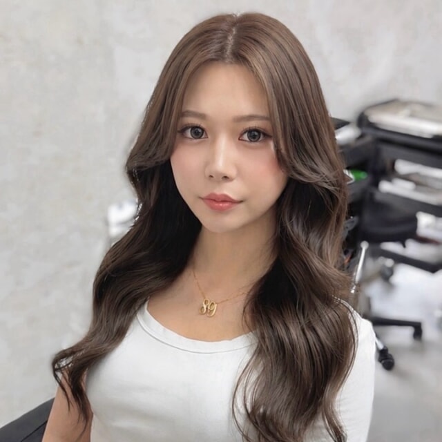 エクステ80本でこんなに自然にロングヘアが叶います✨
Lay.は落ち着いた雰囲気でゆったりと施術を受けられるサロンです。
豊富な薬剤の中から「あなただけのオリジナルデザイン」を生み出します。

福岡で唯一のレイヤーカット特化型美容師が在籍！【絶対的似合わせカット】が人気です。

オーナー内堀はメンズカット講師として、オンラインサロンSWAGを運営しており全国の美容師さんにセミナー活動も行っております。

《女性のお客様へ》
普段ヘアに時間が取れない方でも再現できるよう【スライスカット】というスキバサミの使用を極限まで減らす技法で自然な毛束感や収まり、もちの良さを実現します。多毛、癖毛の方ほど効果を実感して頂けます。数ヶ月先を見越したヘアデザイン設計で、常に綺麗を維持します。

《男性のお客様へ》
【オーダー通りにならない】【自宅で再現できない】など。。必ず一度は経験がありますよね。全てを解決できる技術と知識があります。
デザインをコピーするだけでなく、自宅での再現方法も丁寧にレクチャーさせて頂きます。
福岡1再現性の高いメンズヘアをご提供します。

憧れのスタイルを叶えたい方はぜひご相談くださいね！

@lay._tomona
 #エクステ #ロングヘア #レイヤーカット #福岡美容室 #天神美容室
