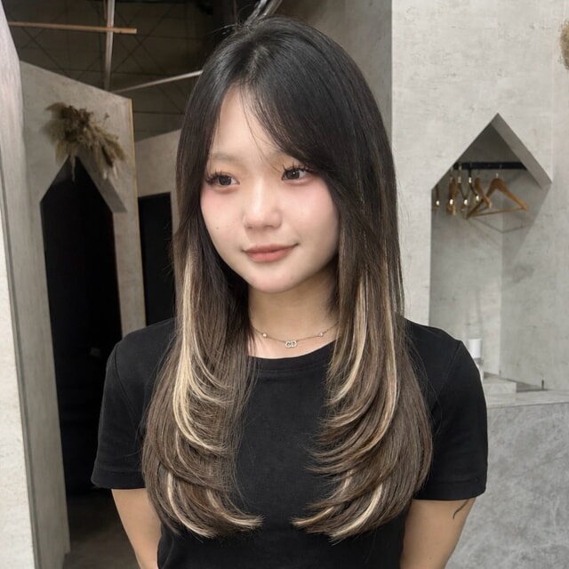 エクステ80本とレイヤーカットで、小顔効果と華やかさをプラスしたスタイル✨
Lay.は福岡で唯一のレイヤーカット特化型美容師が在籍！【絶対的似合わせカット】であなただけのオリジナルデザインを叶えます！

《女性のお客様へ》
普段ヘアに時間が取れない方でも再現できるよう【スライスカット】というスキバサミの使用を極限まで減らす技法で自然な毛束感や収まり、もちの良さを実現します。
多毛、癖毛の方ほど効果を実感して頂けます。
数ヶ月先を見越したヘアデザイン設計で、常に綺麗を維持しちゃいましょう！

《男性のお客様へ》
「オーダー通りにならない」「自宅で再現できない」など。。必ず一度は経験がありますよね。
全てを解決できる技術と知識があります。
デザインをコピーするだけでなく、自宅での再現方法も丁寧にレクチャーさせて頂きます。
オーナー内堀はメンズカット講師として、オンラインサロンSWAGを運営しているので、福岡1再現性の高いメンズヘアをご提供します🔥

Lay.は落ち着いた雰囲気でゆったりと施術を受けられるプライベートサロンです。
豊富な薬剤の中から「あなただけのオリジナルデザイン」を生み出しますので、お気軽にご相談くださいね😉

#福岡美容室 #レイヤーカット #エクステ#似合わせカット